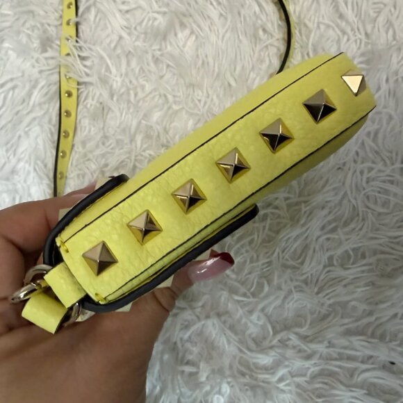 Valentino Garavani Rockstud pouch in grainy calfskin leather yellow - Picture 7 of 11